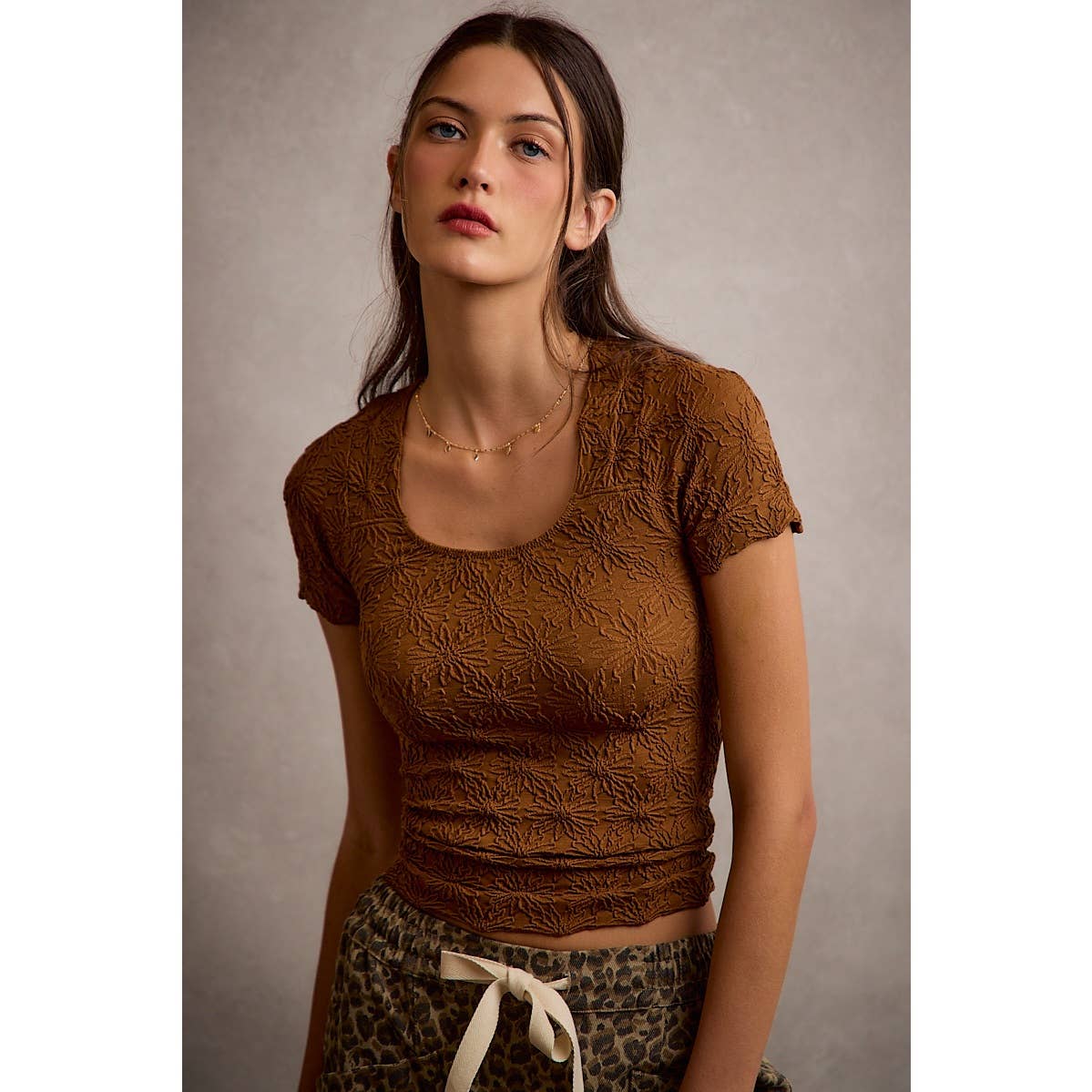 FLORAL PATTERNED TEXTURE SEAMLESS SHORT SLEEVE TOP