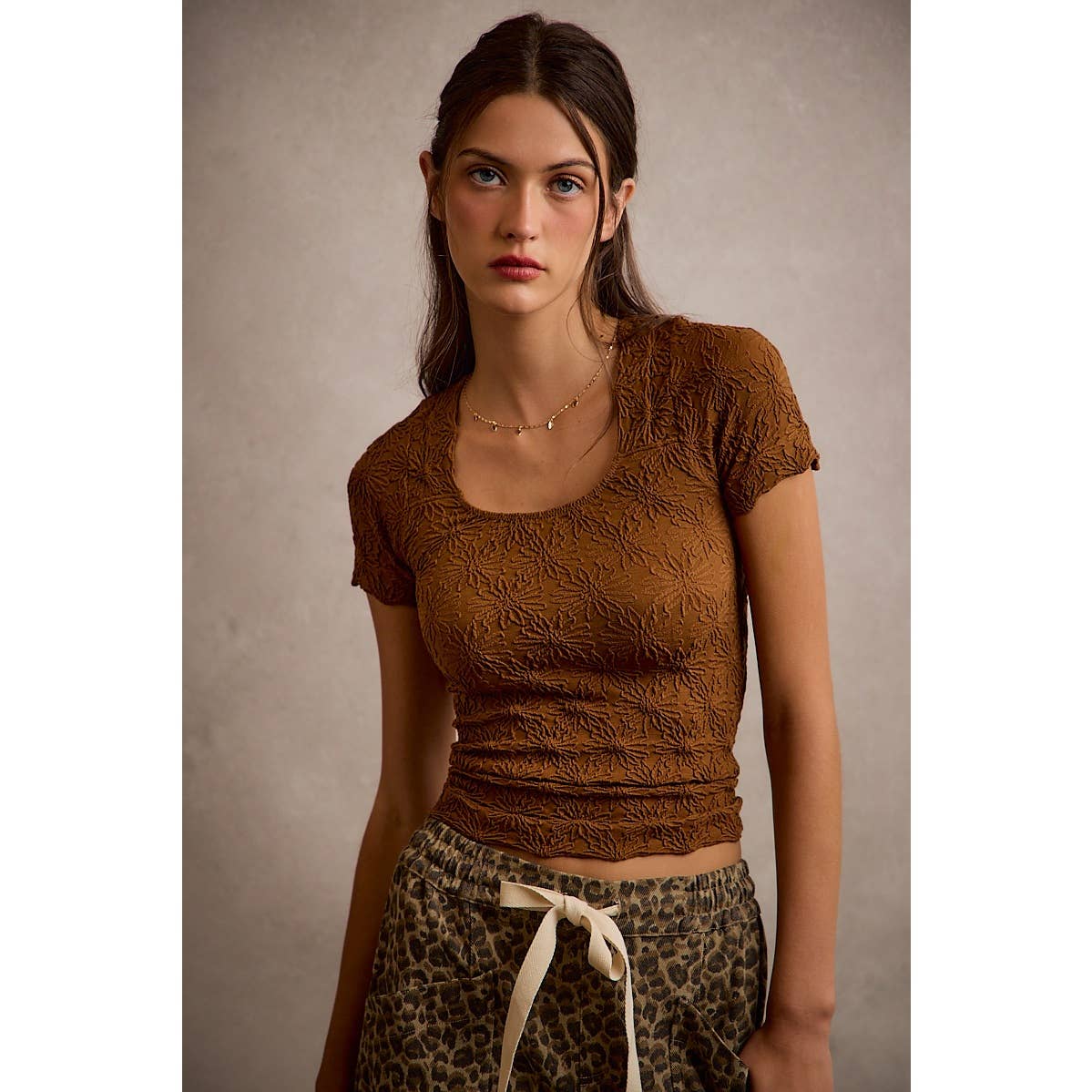 FLORAL PATTERNED TEXTURE SEAMLESS SHORT SLEEVE TOP