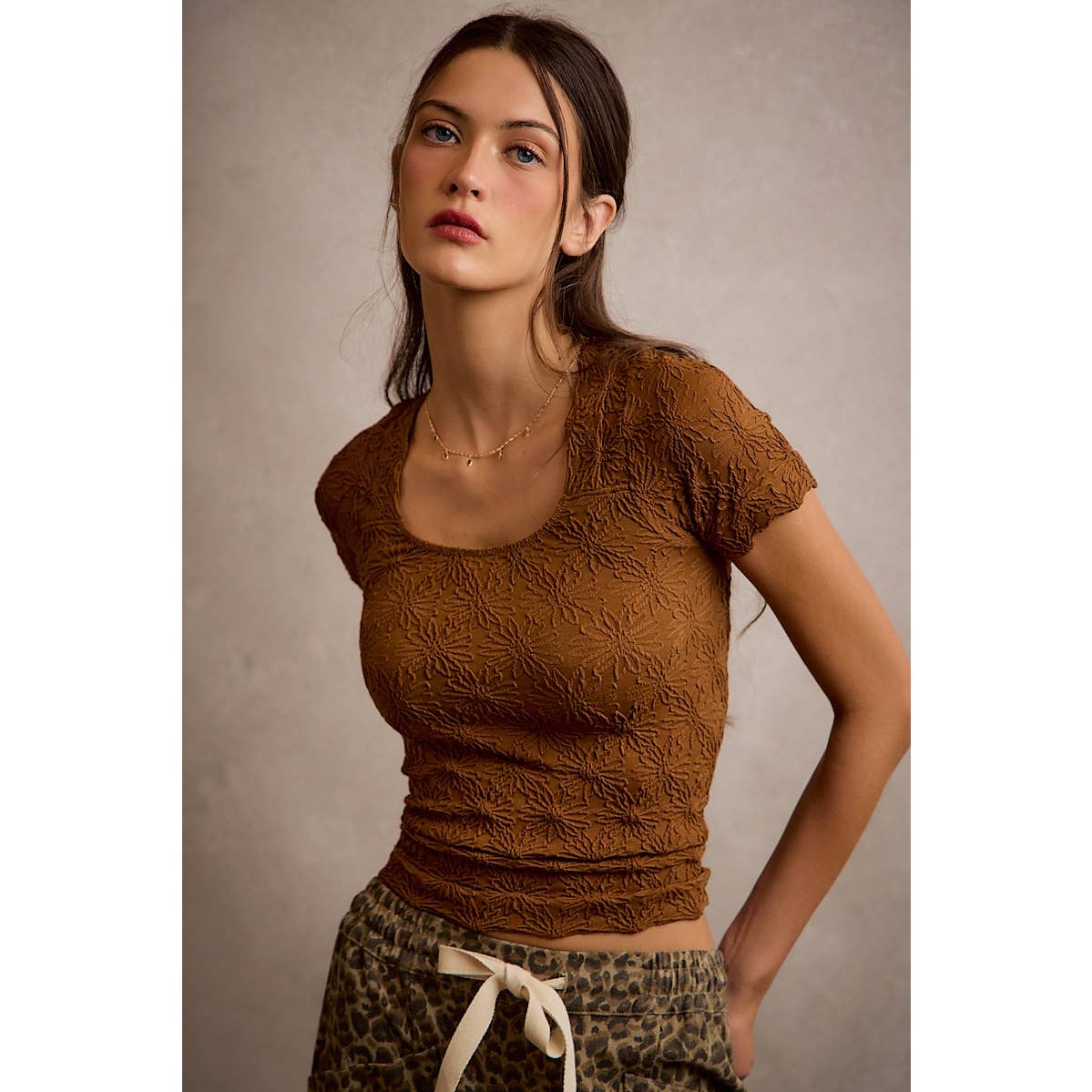 FLORAL PATTERNED TEXTURE SEAMLESS SHORT SLEEVE TOP