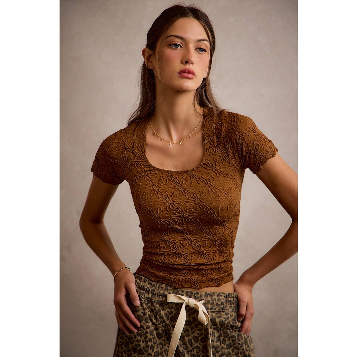 FLORAL PATTERNED TEXTURE SEAMLESS SHORT SLEEVE TOP