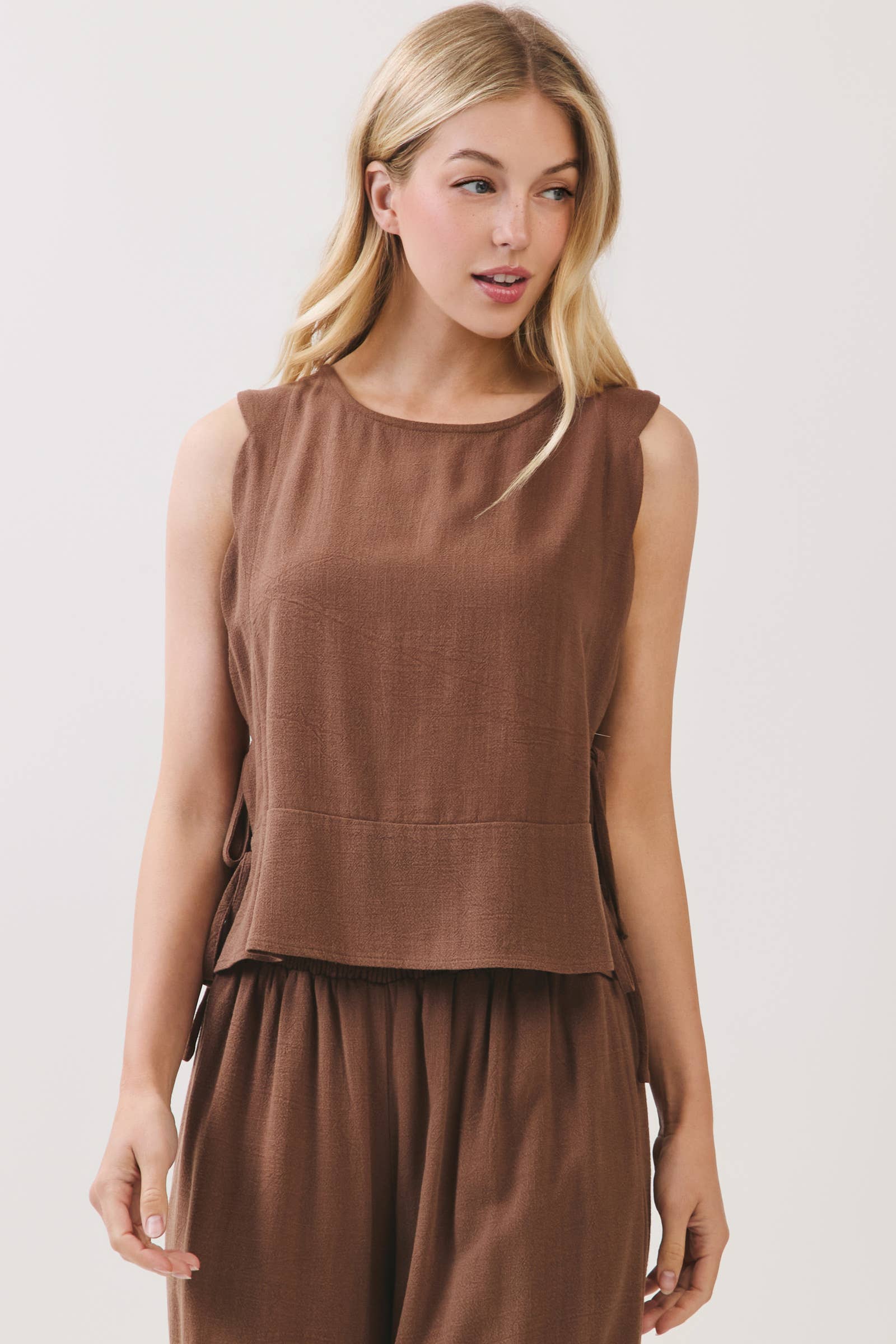 ROUND NECK SIDE TIE SLEEVELESS TOP