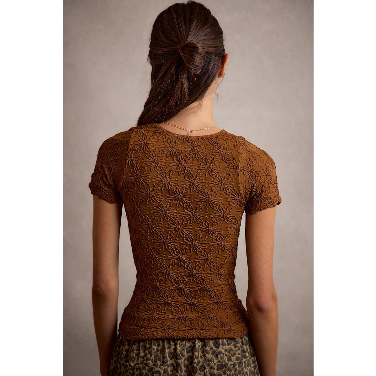 FLORAL PATTERNED TEXTURE SEAMLESS SHORT SLEEVE TOP