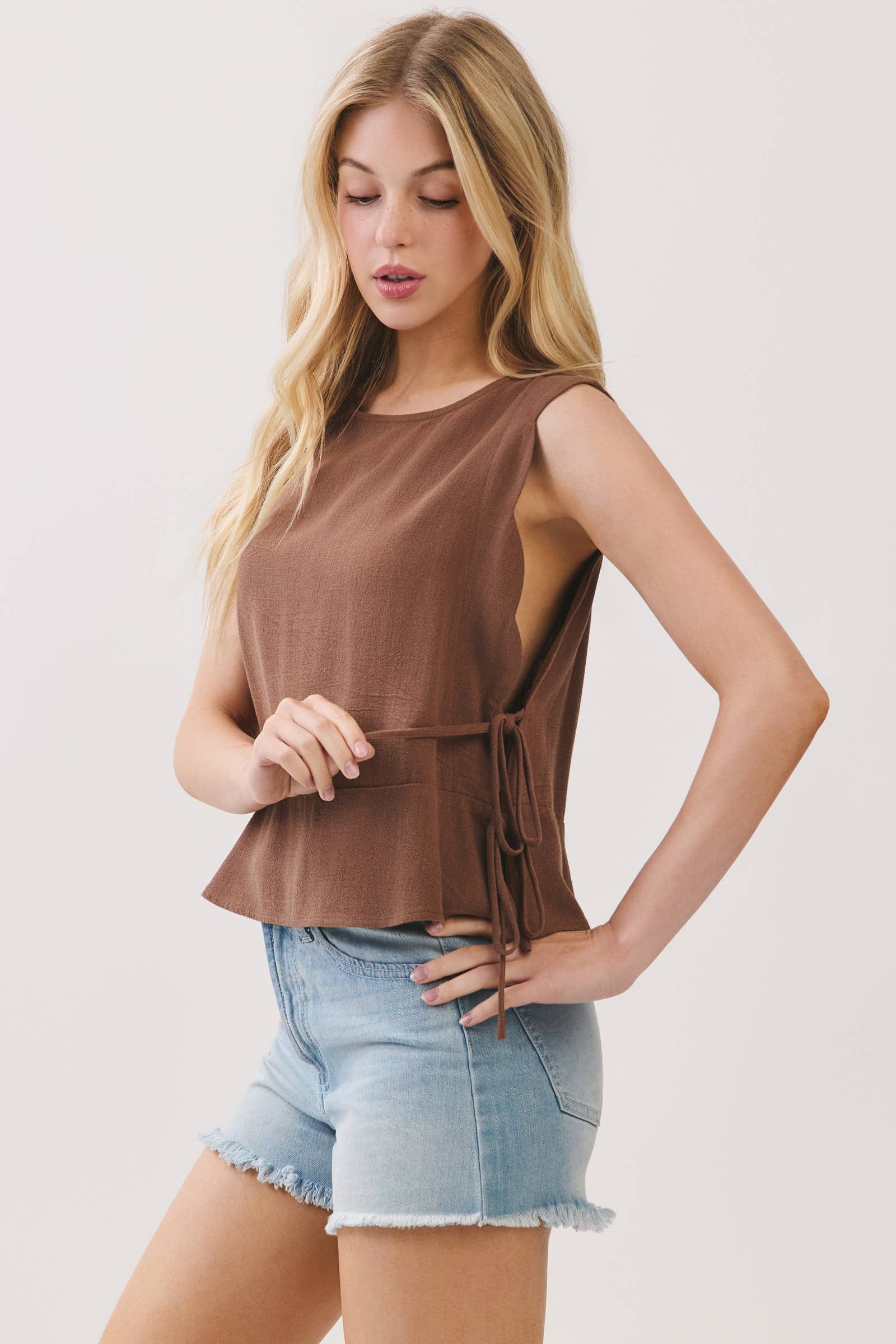 ROUND NECK SIDE TIE SLEEVELESS TOP
